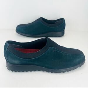 St. John's Bay Women Classic Sneaker Sz 8 Green Suede Slip-On Cushioned Footbed